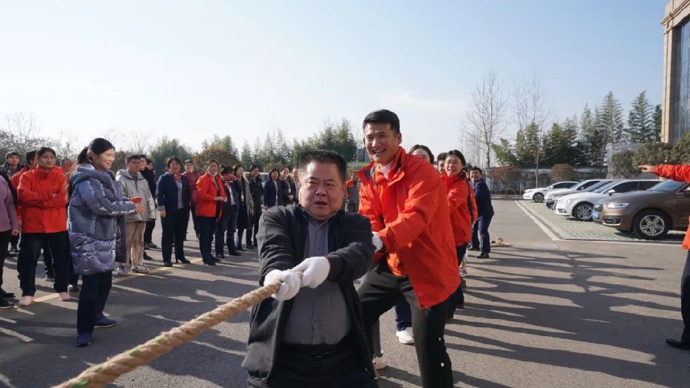 先每集团举办庆元旦拔河比赛活动